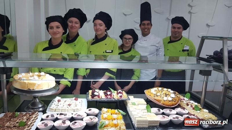 Zdjęcie w galerii na portalu naszraciborz.pl: Uczniowie raciborskiego Gastronomika poznają tajniki kuchni hiszpańskiej wiadomości z regionu