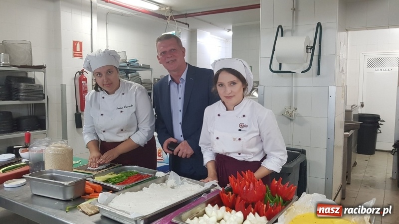 Zdjęcie w galerii na portalu naszraciborz.pl: Uczniowie raciborskiego Gastronomika poznają tajniki kuchni hiszpańskiej wiadomości z regionu