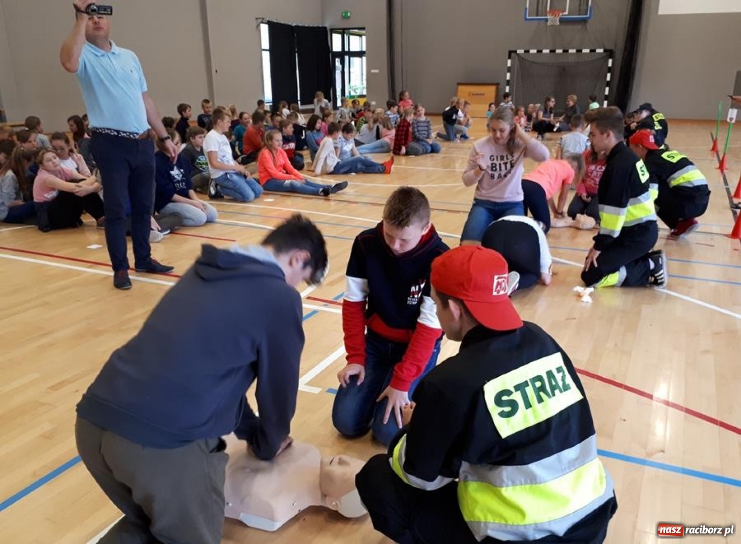 Zdjęcie w galerii na portalu naszraciborz.pl: Uczniowie szkoły w Grzegorzowicach bili rekord w resuscytacji krążeniowo-oddechowej wiadomości z regionu