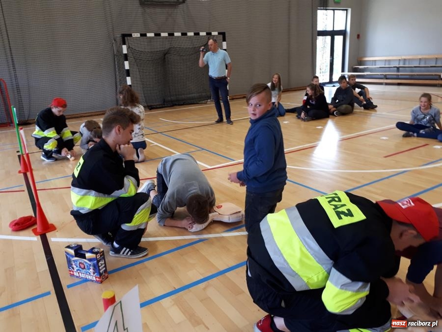 Zdjęcie w galerii na portalu naszraciborz.pl: Uczniowie szkoły w Grzegorzowicach bili rekord w resuscytacji krążeniowo-oddechowej wiadomości z regionu