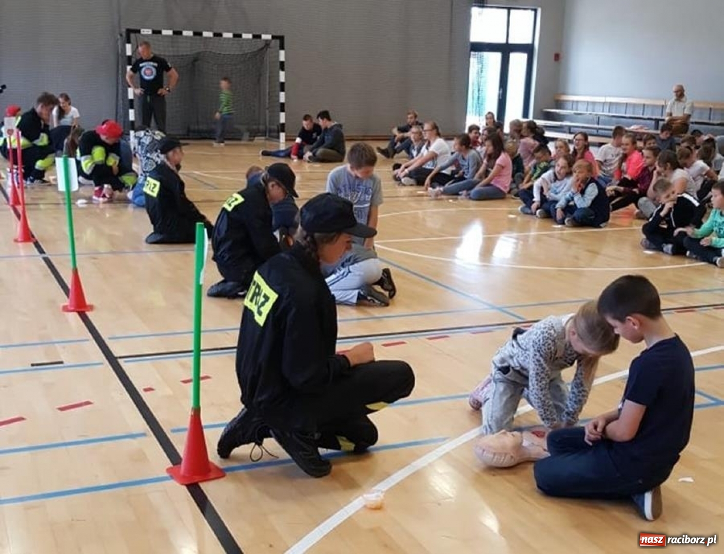 Zdjęcie w galerii na portalu naszraciborz.pl: Uczniowie szkoły w Grzegorzowicach bili rekord w resuscytacji krążeniowo-oddechowej wiadomości z regionu