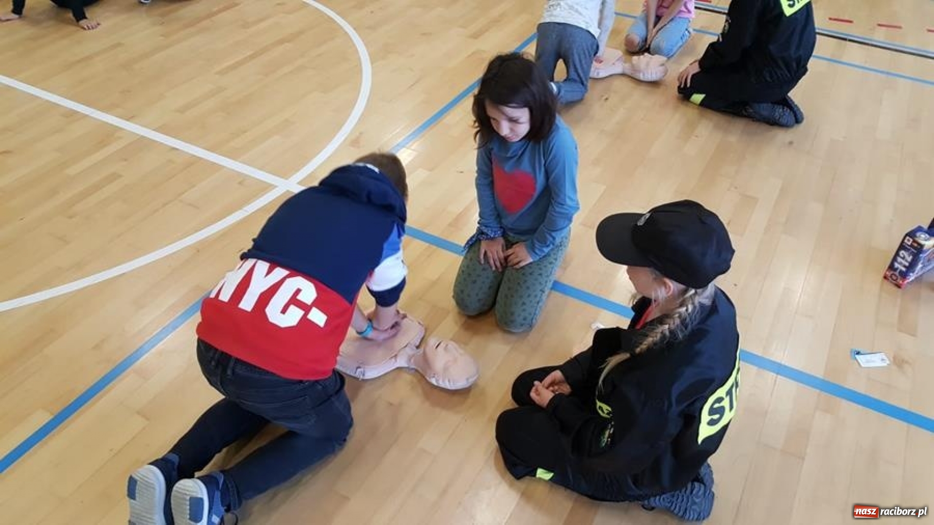 Zdjęcie w galerii na portalu naszraciborz.pl: Uczniowie szkoły w Grzegorzowicach bili rekord w resuscytacji krążeniowo-oddechowej wiadomości z regionu