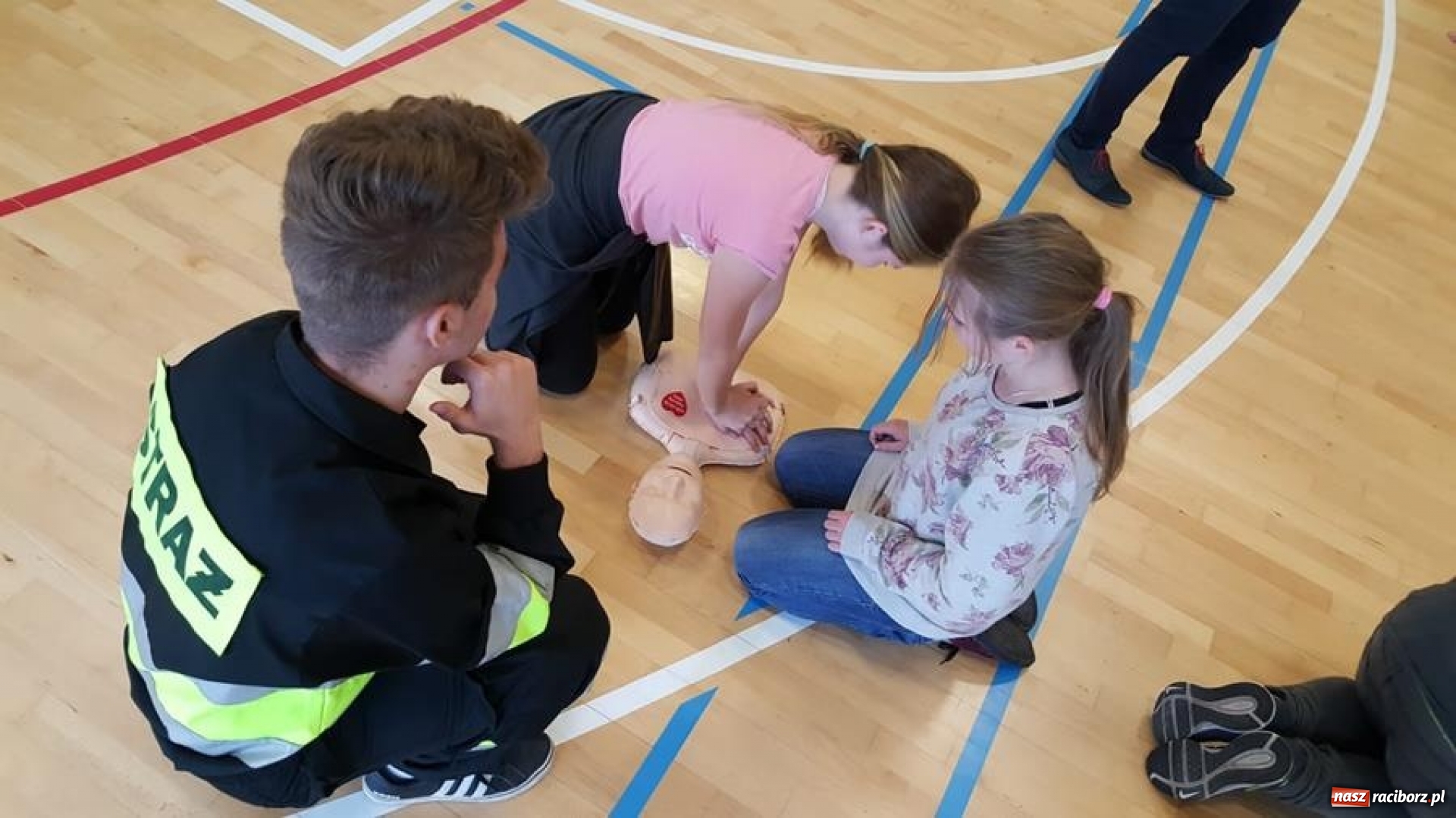 Zdjęcie w galerii na portalu naszraciborz.pl: Uczniowie szkoły w Grzegorzowicach bili rekord w resuscytacji krążeniowo-oddechowej wiadomości z regionu