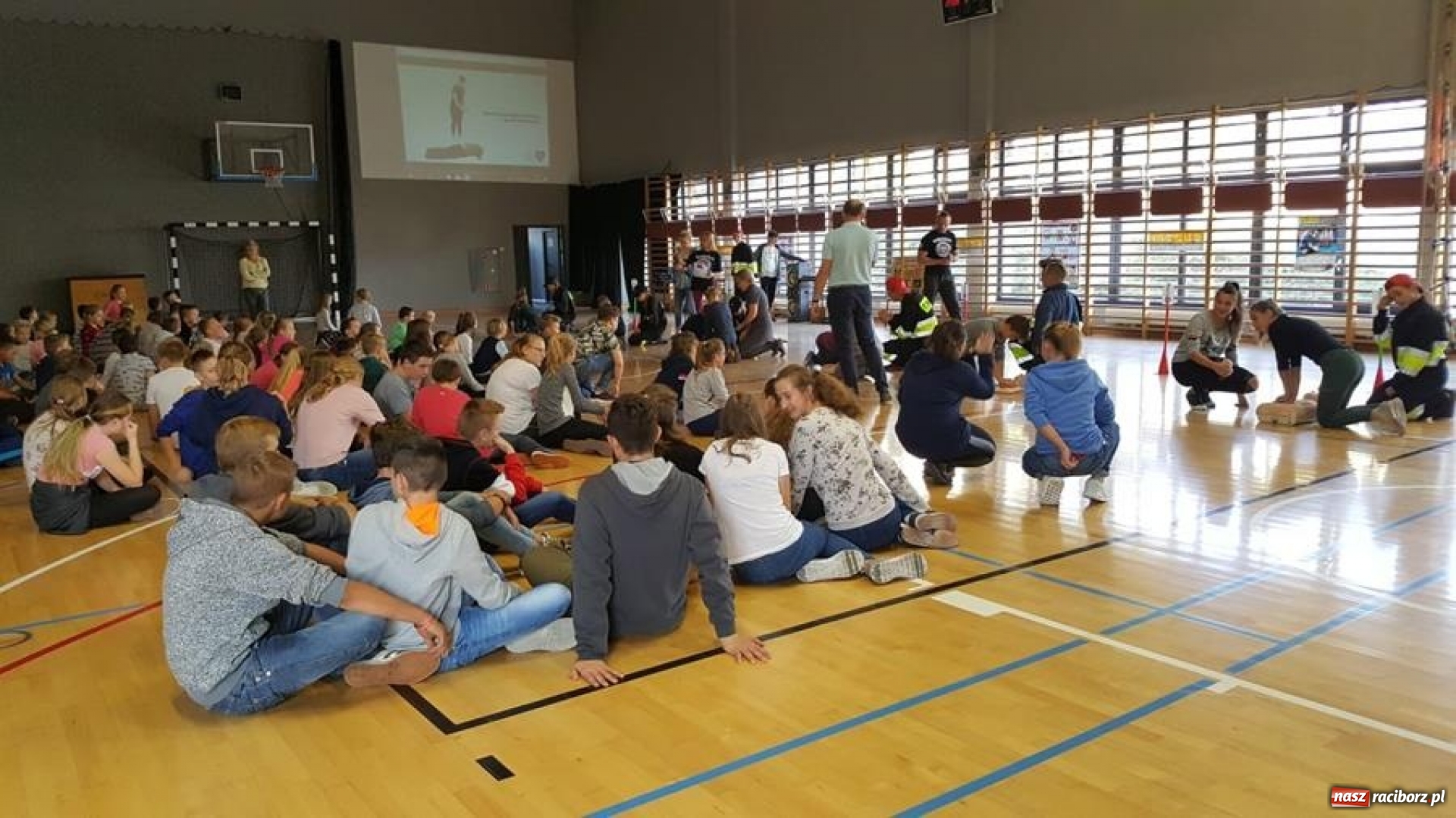 Zdjęcie w galerii na portalu naszraciborz.pl: Uczniowie szkoły w Grzegorzowicach bili rekord w resuscytacji krążeniowo-oddechowej wiadomości z regionu