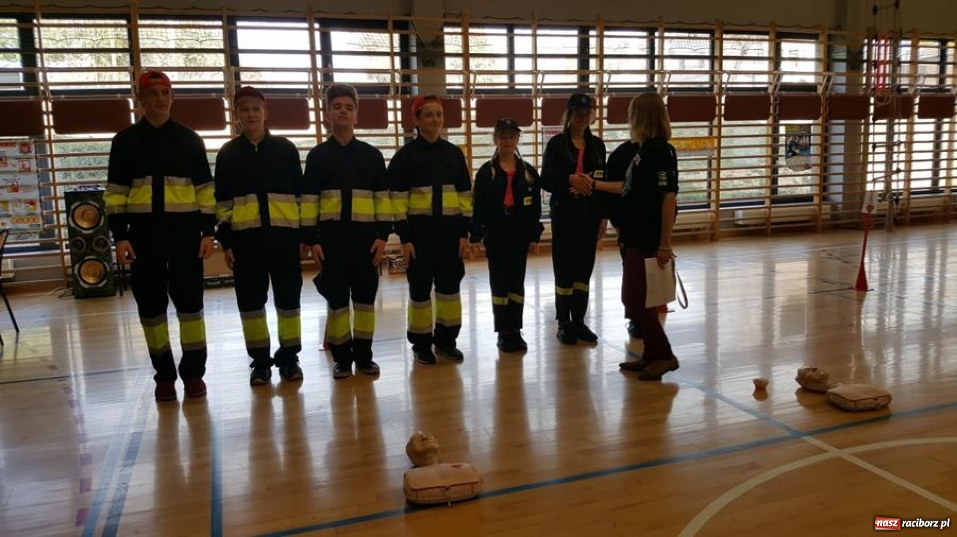 Zdjęcie w galerii na portalu naszraciborz.pl: Uczniowie szkoły w Grzegorzowicach bili rekord w resuscytacji krążeniowo-oddechowej wiadomości z regionu