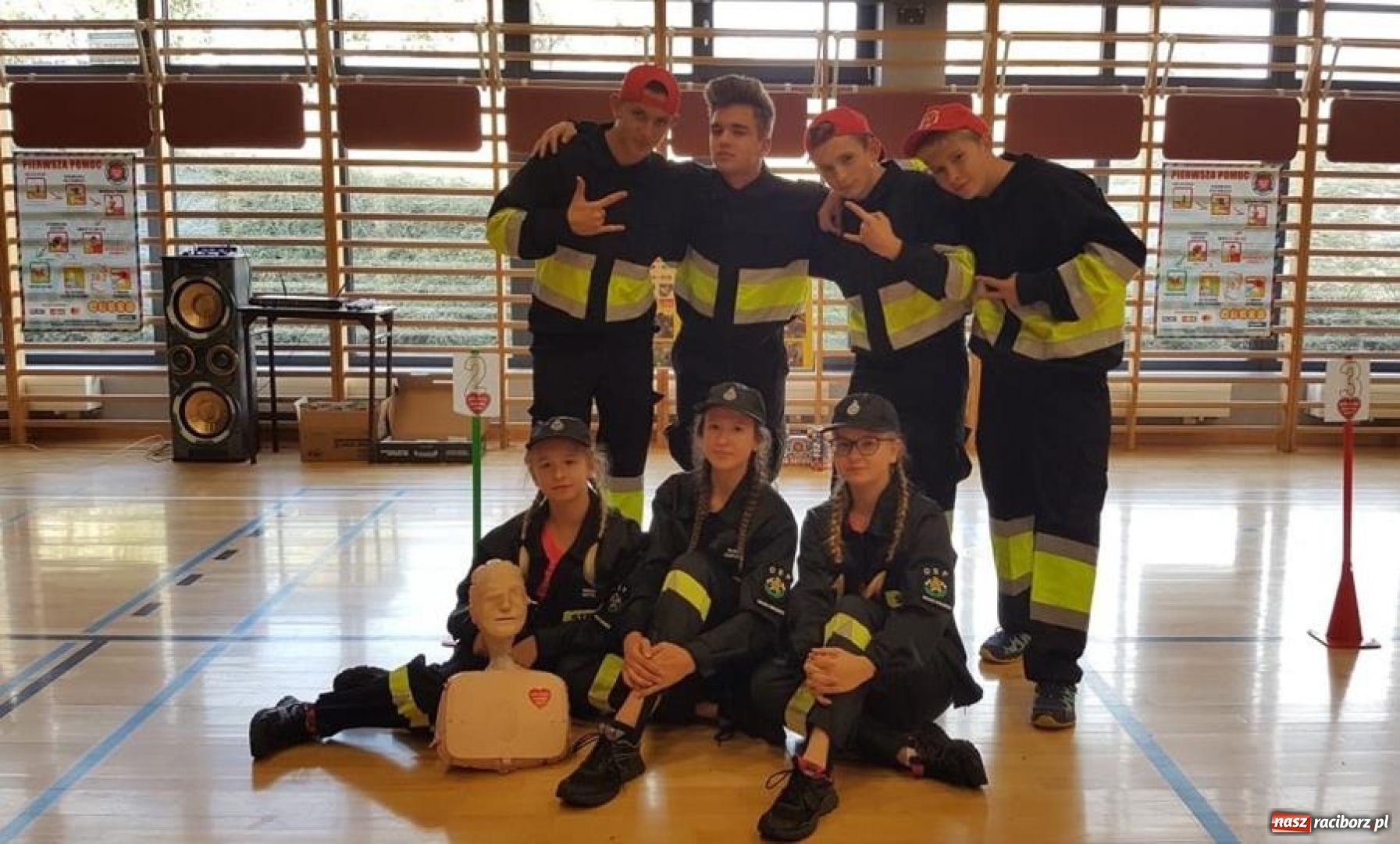 Zdjęcie w galerii na portalu naszraciborz.pl: Uczniowie szkoły w Grzegorzowicach bili rekord w resuscytacji krążeniowo-oddechowej wiadomości z regionu