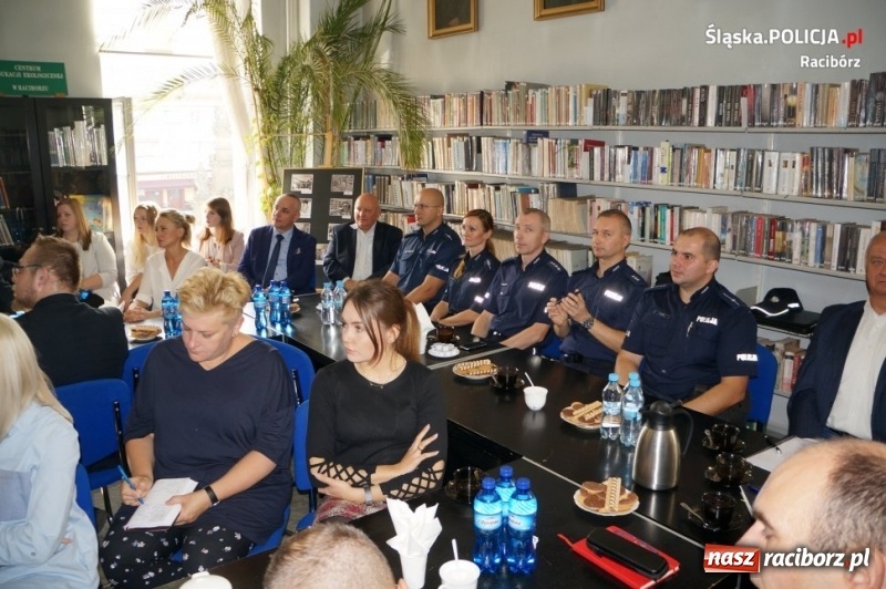 Zdjęcie w galerii na portalu naszraciborz.pl: Raciborscy dzielnicowi wzięli udział w debacie o mediacji wiadomości z regionu