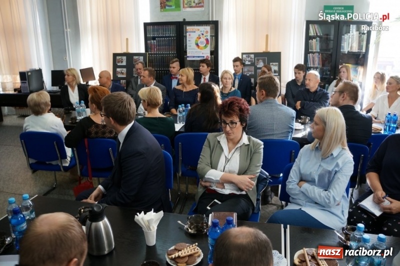 Zdjęcie w galerii na portalu naszraciborz.pl: Raciborscy dzielnicowi wzięli udział w debacie o mediacji wiadomości z regionu