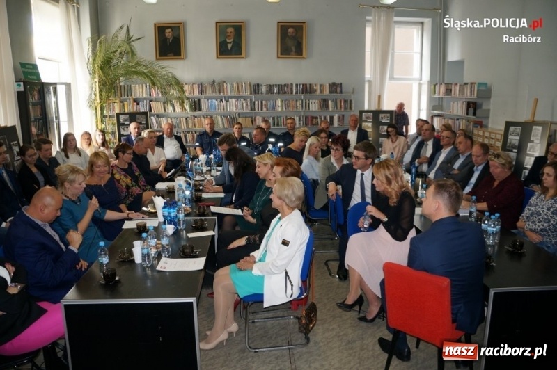 Zdjęcie w galerii na portalu naszraciborz.pl: Raciborscy dzielnicowi wzięli udział w debacie o mediacji wiadomości z regionu