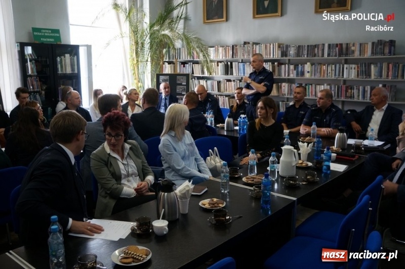 Zdjęcie w galerii na portalu naszraciborz.pl: Raciborscy dzielnicowi wzięli udział w debacie o mediacji wiadomości z regionu