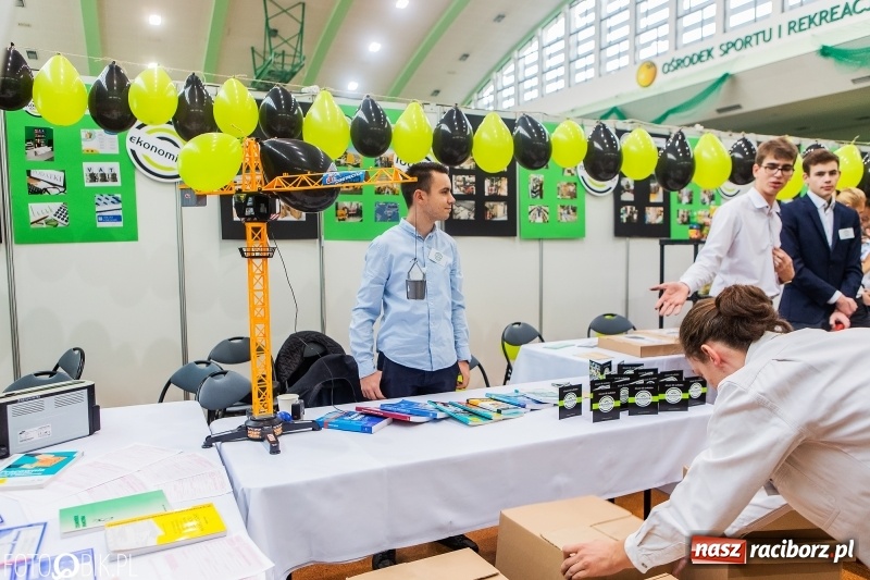 Zdjęcie w galerii na portalu naszraciborz.pl: Raciborski Festiwal Perspektyw. Arena Rafako pełna młodzieży  wiadomości z regionu