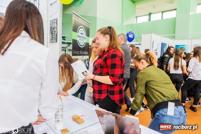 Zdjęcie w galerii na portalu naszraciborz.pl: Raciborski Festiwal Perspektyw. Arena Rafako pełna młodzieży  wiadomości z regionu