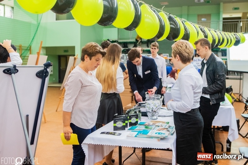 Zdjęcie w galerii na portalu naszraciborz.pl: Raciborski Festiwal Perspektyw. Arena Rafako pełna młodzieży  wiadomości z regionu