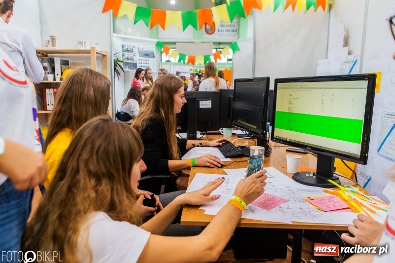 Zdjęcie w galerii na portalu naszraciborz.pl: Raciborski Festiwal Perspektyw. Arena Rafako pełna młodzieży  wiadomości z regionu