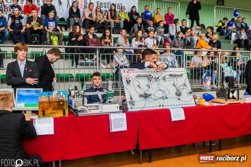 Zdjęcie w galerii na portalu naszraciborz.pl: Raciborski Festiwal Perspektyw. Arena Rafako pełna młodzieży  wiadomości z regionu