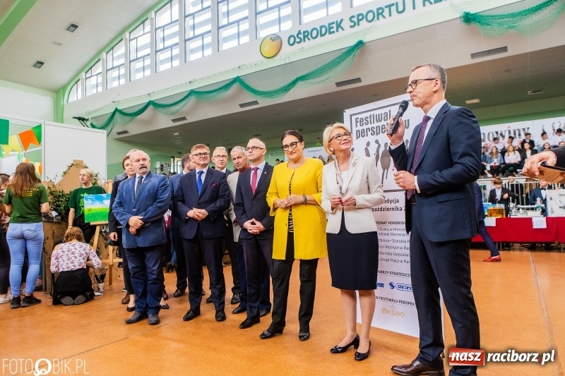 Zdjęcie w galerii na portalu naszraciborz.pl: Raciborski Festiwal Perspektyw. Arena Rafako pełna młodzieży  wiadomości z regionu