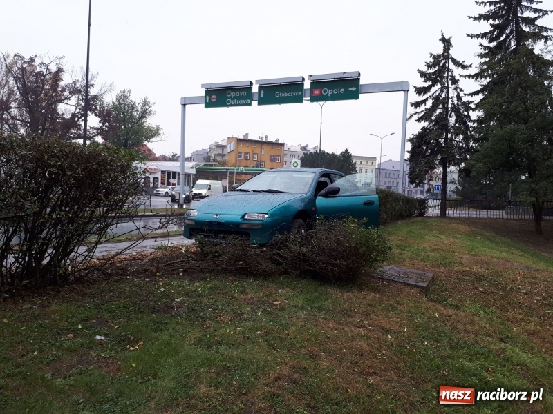 Zdjęcie w galerii na portalu naszraciborz.pl: Kierowca mazdy zakończył podróż na żywopłocie wiadomości z regionu