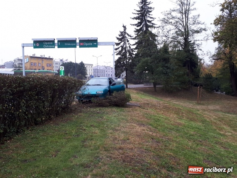 Zdjęcie w galerii na portalu naszraciborz.pl: Kierowca mazdy zakończył podróż na żywopłocie wiadomości z regionu