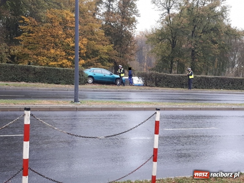 Zdjęcie w galerii na portalu naszraciborz.pl: Kierowca mazdy zakończył podróż na żywopłocie wiadomości z regionu
