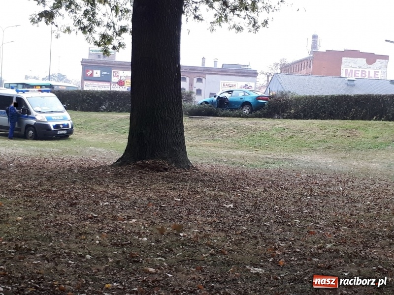 Zdjęcie w galerii na portalu naszraciborz.pl: Kierowca mazdy zakończył podróż na żywopłocie wiadomości z regionu