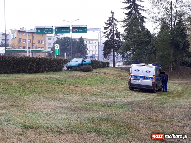 Zdjęcie w galerii na portalu naszraciborz.pl: Kierowca mazdy zakończył podróż na żywopłocie wiadomości z regionu