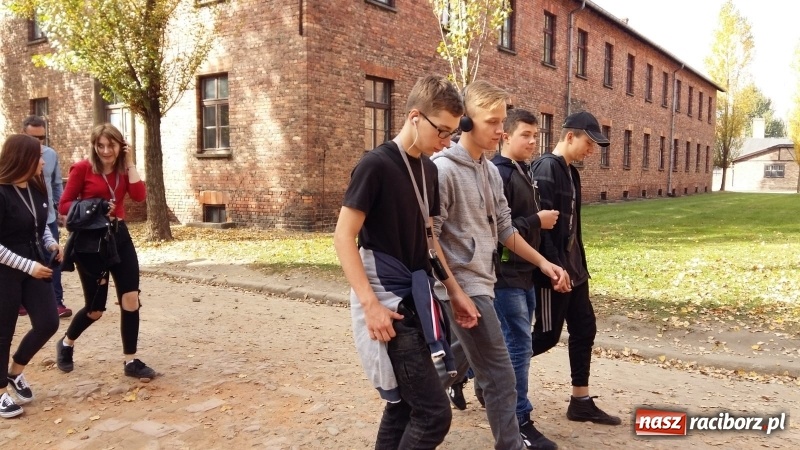 Zdjęcie w galerii na portalu naszraciborz.pl: Uczniowie SP 15 z wizytą w Auschwitz-Birkenau wiadomości z regionu