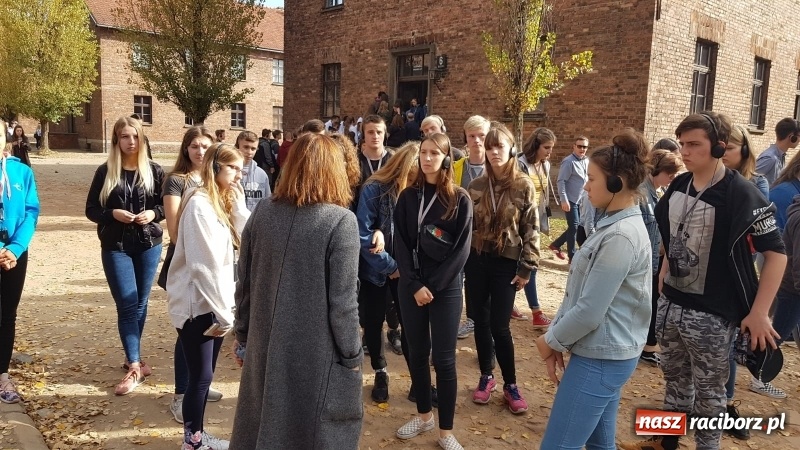 Zdjęcie w galerii na portalu naszraciborz.pl: Uczniowie SP 15 z wizytą w Auschwitz-Birkenau wiadomości z regionu