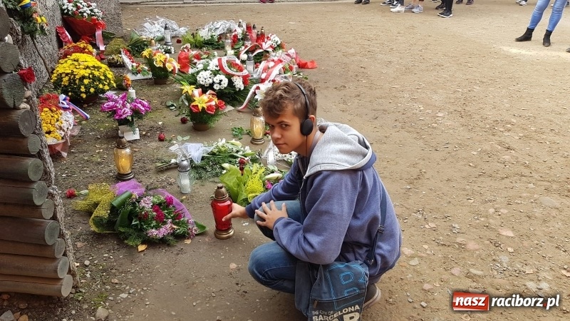 Zdjęcie w galerii na portalu naszraciborz.pl: Uczniowie SP 15 z wizytą w Auschwitz-Birkenau wiadomości z regionu