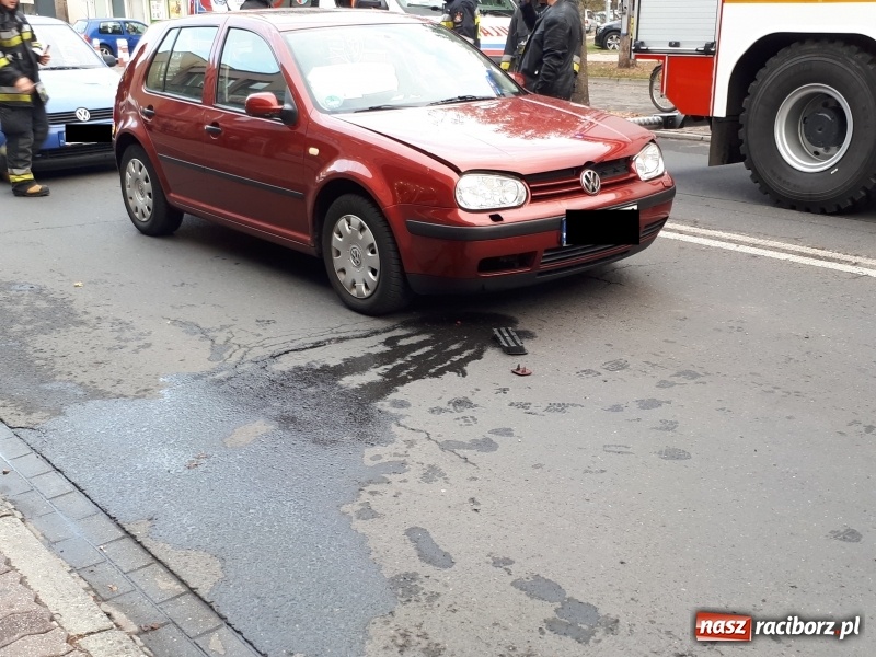 Zdjęcie w galerii na portalu naszraciborz.pl: Zderzenie na Opawskiej. Powodem nieostrożność kierowcy golfa wiadomości z regionu
