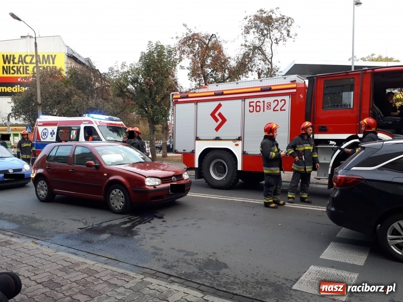 Zdjęcie w galerii na portalu naszraciborz.pl: Zderzenie na Opawskiej. Powodem nieostrożność kierowcy golfa wiadomości z regionu