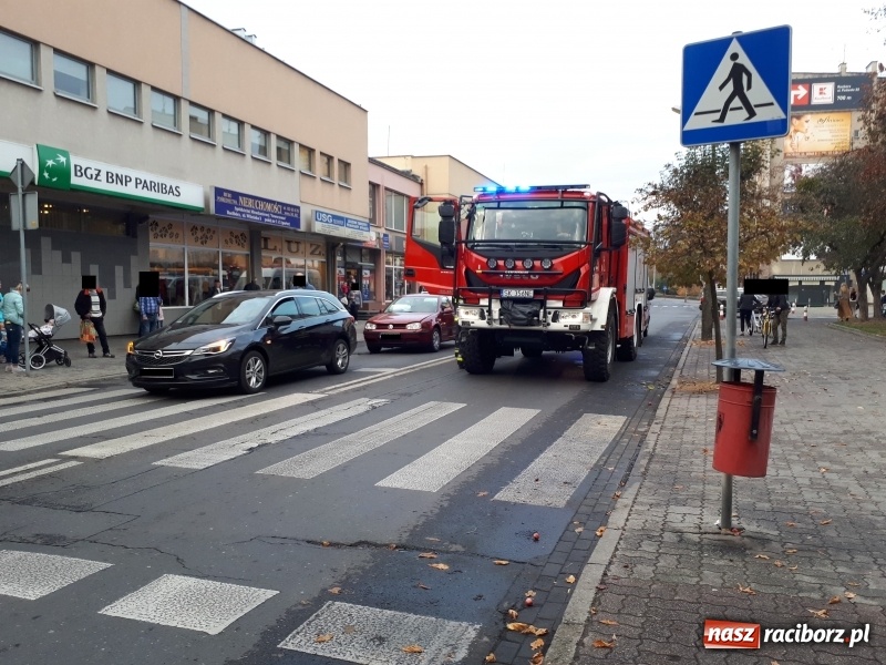 Zdjęcie w galerii na portalu naszraciborz.pl: Zderzenie na Opawskiej. Powodem nieostrożność kierowcy golfa wiadomości z regionu