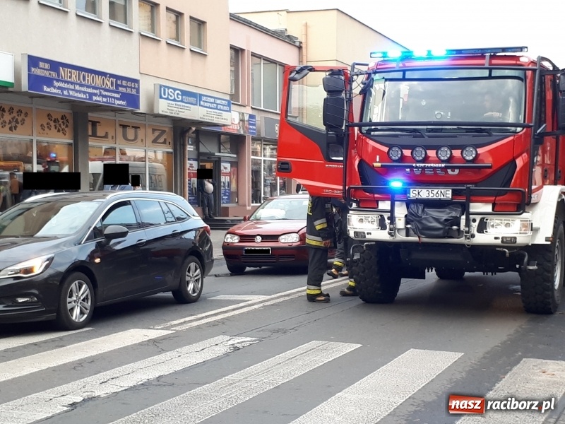 Zdjęcie w galerii na portalu naszraciborz.pl: Zderzenie na Opawskiej. Powodem nieostrożność kierowcy golfa wiadomości z regionu
