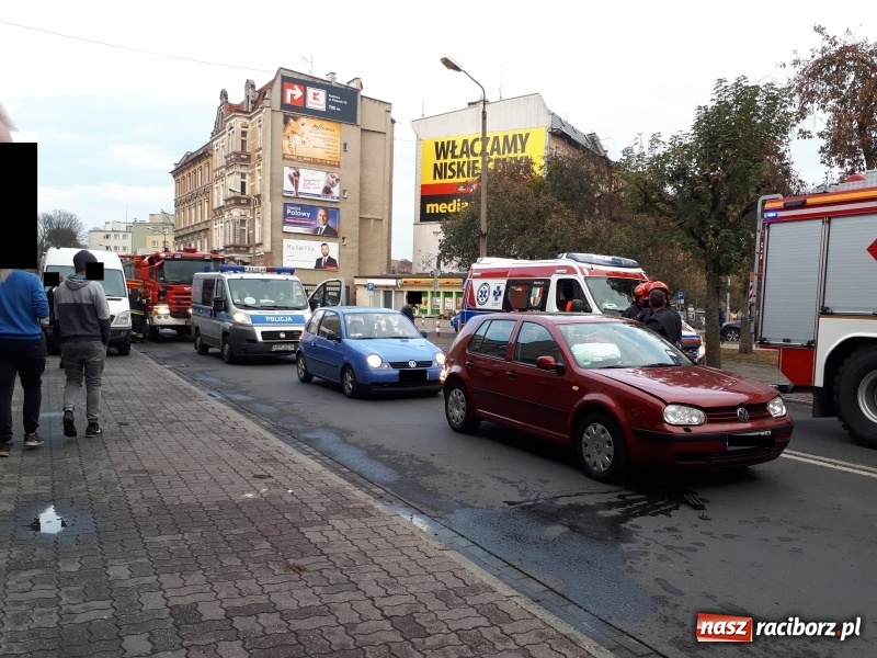 Zdjęcie w galerii na portalu naszraciborz.pl: Zderzenie na Opawskiej. Powodem nieostrożność kierowcy golfa wiadomości z regionu