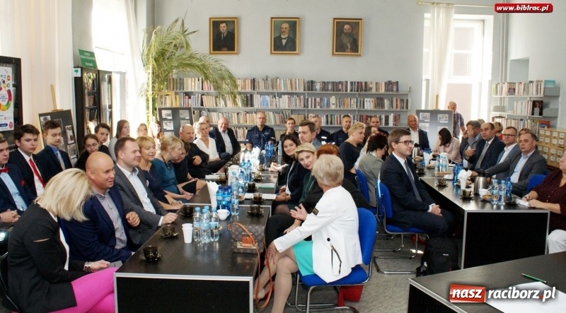 Zdjęcie w galerii na portalu naszraciborz.pl: Podpisanie porozumienia o współpracy i godziny gorącej dyskusji, czyli debata Sądu Rejonowego w raciborskiej bibliotece  wiadomości z regionu