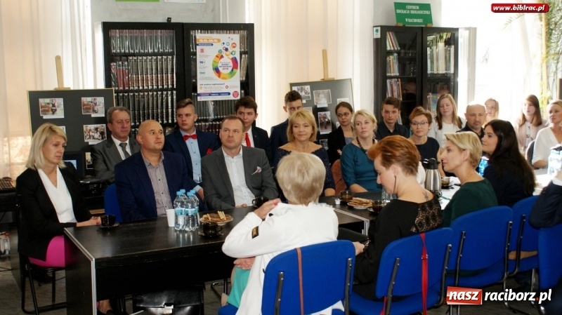 Zdjęcie w galerii na portalu naszraciborz.pl: Podpisanie porozumienia o współpracy i godziny gorącej dyskusji, czyli debata Sądu Rejonowego w raciborskiej bibliotece  wiadomości z regionu