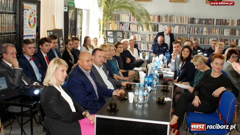 Zdjęcie w galerii na portalu naszraciborz.pl: Podpisanie porozumienia o współpracy i godziny gorącej dyskusji, czyli debata Sądu Rejonowego w raciborskiej bibliotece  wiadomości z regionu
