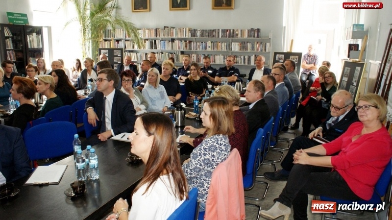 Zdjęcie w galerii na portalu naszraciborz.pl: Podpisanie porozumienia o współpracy i godziny gorącej dyskusji, czyli debata Sądu Rejonowego w raciborskiej bibliotece  wiadomości z regionu
