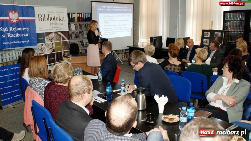 Zdjęcie w galerii na portalu naszraciborz.pl: Podpisanie porozumienia o współpracy i godziny gorącej dyskusji, czyli debata Sądu Rejonowego w raciborskiej bibliotece  wiadomości z regionu