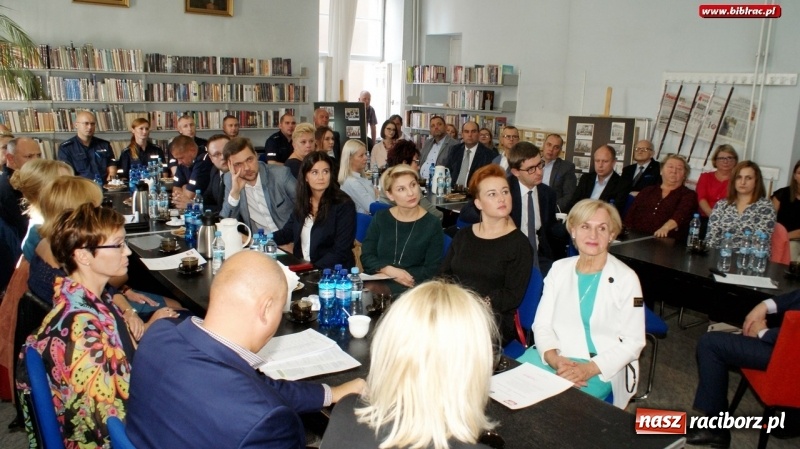 Zdjęcie w galerii na portalu naszraciborz.pl: Podpisanie porozumienia o współpracy i godziny gorącej dyskusji, czyli debata Sądu Rejonowego w raciborskiej bibliotece  wiadomości z regionu