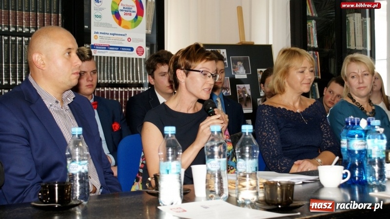 Zdjęcie w galerii na portalu naszraciborz.pl: Podpisanie porozumienia o współpracy i godziny gorącej dyskusji, czyli debata Sądu Rejonowego w raciborskiej bibliotece  wiadomości z regionu