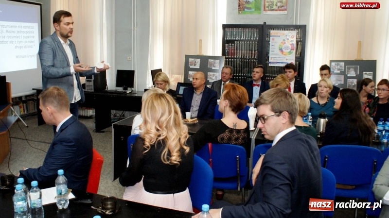 Zdjęcie w galerii na portalu naszraciborz.pl: Podpisanie porozumienia o współpracy i godziny gorącej dyskusji, czyli debata Sądu Rejonowego w raciborskiej bibliotece  wiadomości z regionu