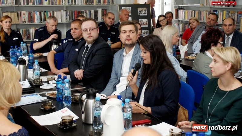 Zdjęcie w galerii na portalu naszraciborz.pl: Podpisanie porozumienia o współpracy i godziny gorącej dyskusji, czyli debata Sądu Rejonowego w raciborskiej bibliotece  wiadomości z regionu
