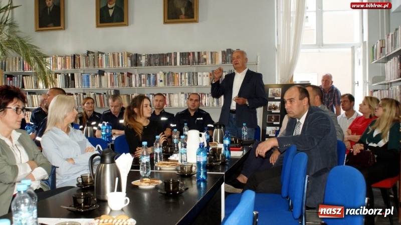 Zdjęcie w galerii na portalu naszraciborz.pl: Podpisanie porozumienia o współpracy i godziny gorącej dyskusji, czyli debata Sądu Rejonowego w raciborskiej bibliotece  wiadomości z regionu