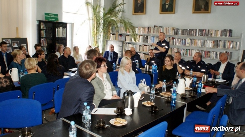 Zdjęcie w galerii na portalu naszraciborz.pl: Podpisanie porozumienia o współpracy i godziny gorącej dyskusji, czyli debata Sądu Rejonowego w raciborskiej bibliotece  wiadomości z regionu