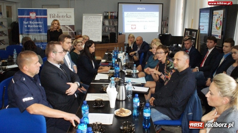 Zdjęcie w galerii na portalu naszraciborz.pl: Podpisanie porozumienia o współpracy i godziny gorącej dyskusji, czyli debata Sądu Rejonowego w raciborskiej bibliotece  wiadomości z regionu