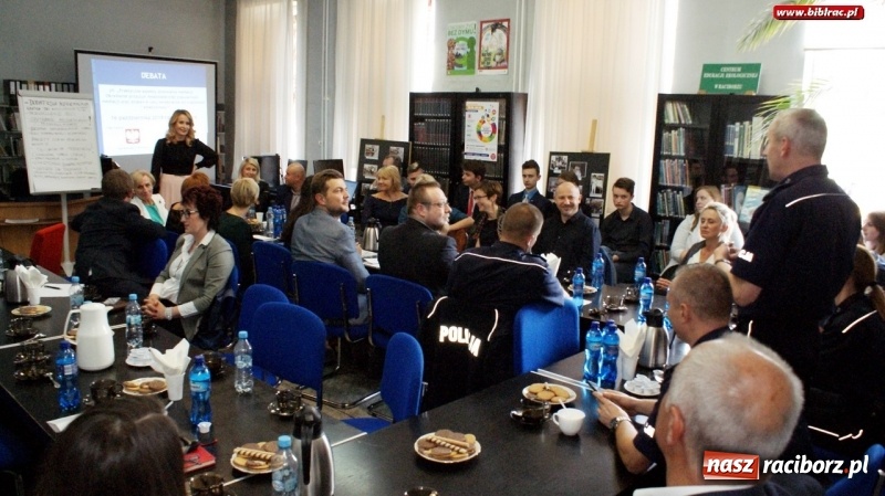 Zdjęcie w galerii na portalu naszraciborz.pl: Podpisanie porozumienia o współpracy i godziny gorącej dyskusji, czyli debata Sądu Rejonowego w raciborskiej bibliotece  wiadomości z regionu