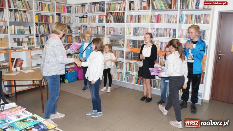 Zdjęcie w galerii na portalu naszraciborz.pl: Pozłacana rybka contra Samotność Bogów – konkurs wiedzy w raciborskiej bibliotece  wiadomości z regionu