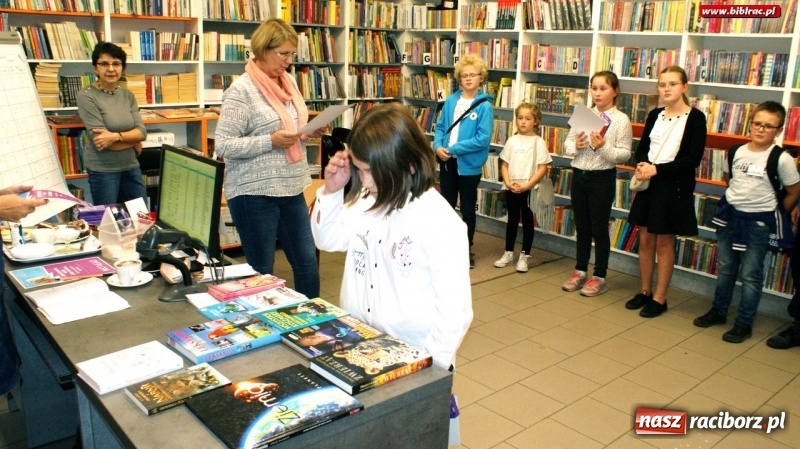 Zdjęcie w galerii na portalu naszraciborz.pl: Pozłacana rybka contra Samotność Bogów – konkurs wiedzy w raciborskiej bibliotece  wiadomości z regionu