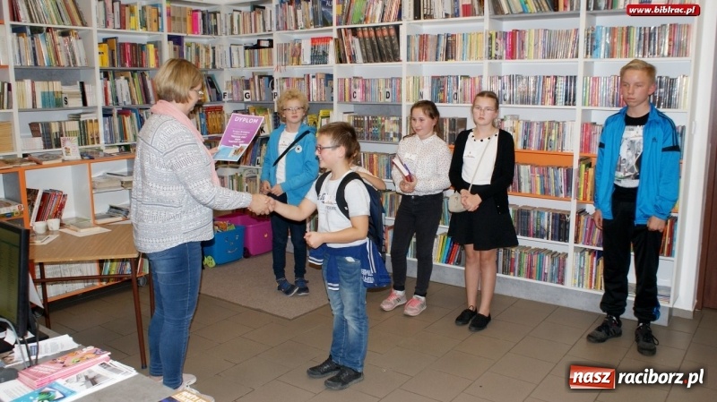 Zdjęcie w galerii na portalu naszraciborz.pl: Pozłacana rybka contra Samotność Bogów – konkurs wiedzy w raciborskiej bibliotece  wiadomości z regionu