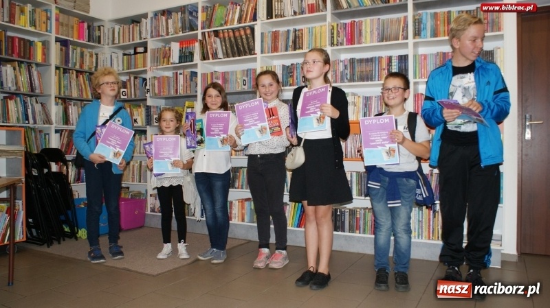 Zdjęcie w galerii na portalu naszraciborz.pl: Pozłacana rybka contra Samotność Bogów – konkurs wiedzy w raciborskiej bibliotece  wiadomości z regionu